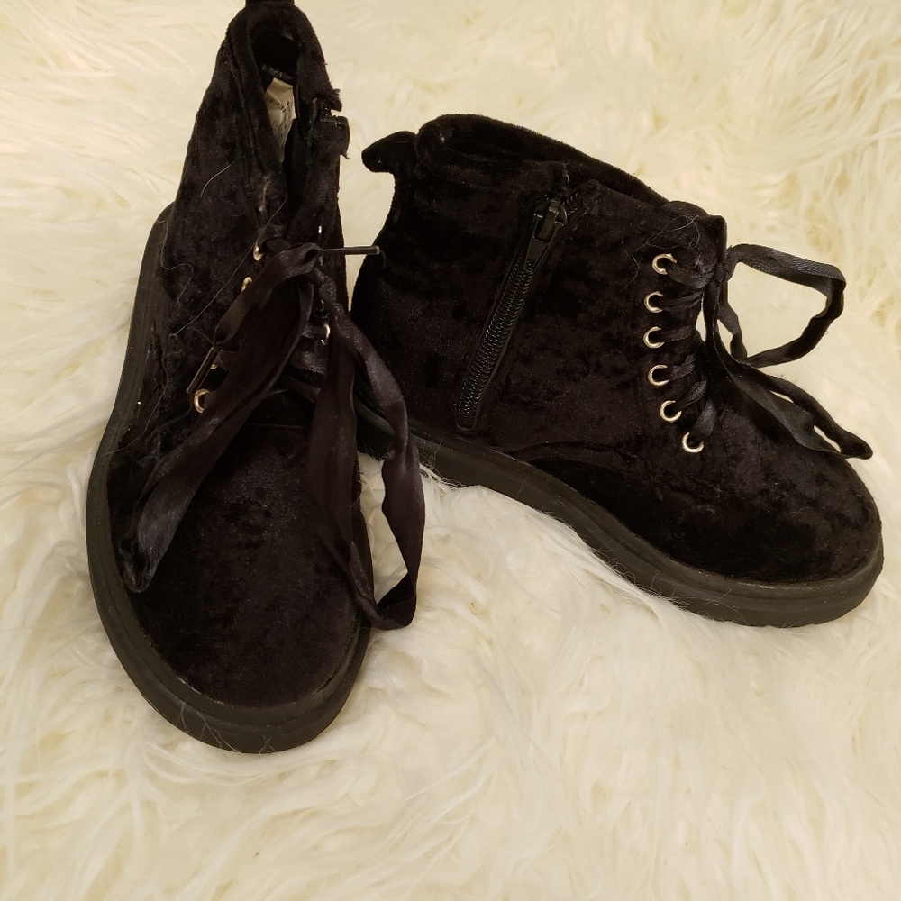 Babe black velvet boots sz1